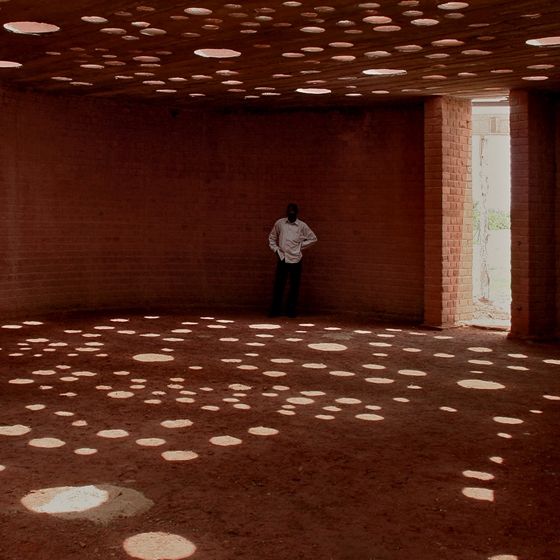 Erfahre mehr über die Geschichte Architecture/New Models: Diébédo Francis Kéré