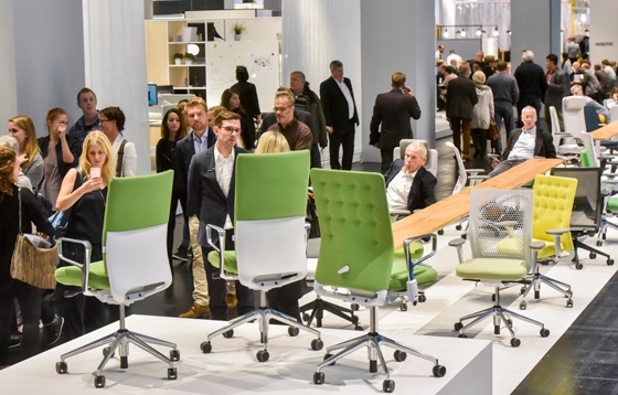 A lot of people, a lot of interest: Practical solutions are in demand in the office furniture industry. Whether discussing with experts at one of the forums or casual conversations in the halls, there is always a chance for optimal networking