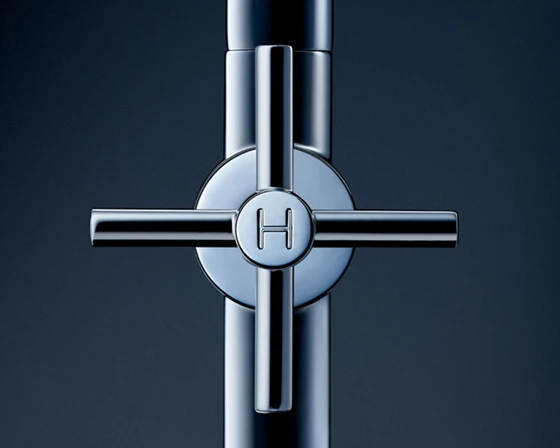 Bold cross-shaped handles intersect precisely with a slender cylinder made possible by the integration of GROHE’s super-slim cartridge technology