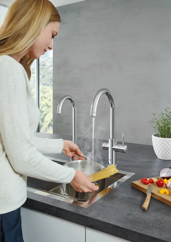 Das ausgeklügelte Touch-Control-System von GROHE Red verfügt über eine Sicherheitsverriegelung und eine automatische Potfiller-Funktion sowie bei Bedarf über einen Standard-Kaltwasserhahn