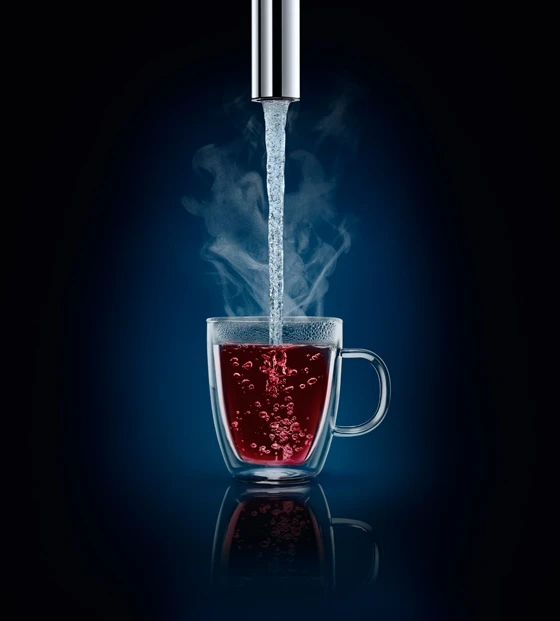 GROHE Red ist eine wegweisende Lösung für die sofortige Verfügbarkeit von kochendem Wasser aus dem Wasserhahn, die die Zubereitung von Speisen und Getränken beschleunigt und einfacher macht