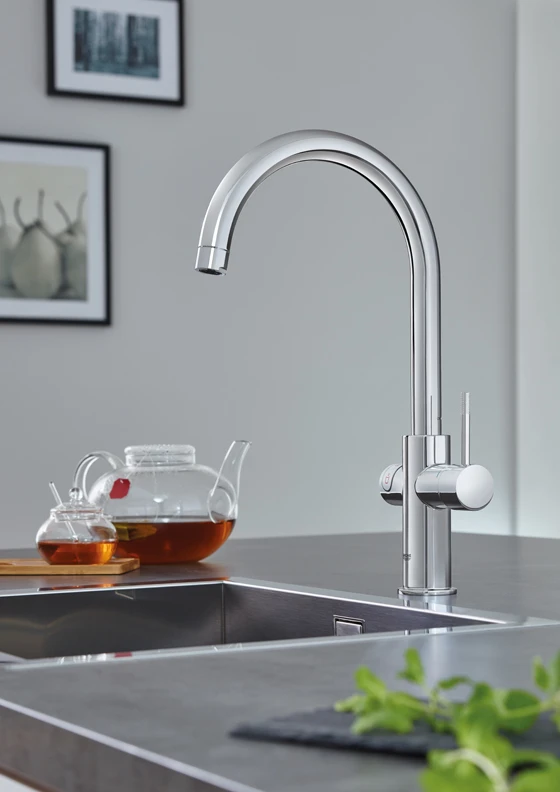Die Technik hinter GROHE Red versteckt sich unter der Spüle. Sichtbar ist nur der Wasserhahn, selbst der Wasserkocher auf der Arbeitsfläche ist überflüssig