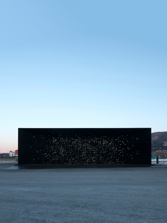 Das Büro Asif Khan Ltd. wurde für seine komplexen Installationen wie der Hyundai Pavillon in Pyeongchang oder die kinetische Fassade des MegaFaces-Pavilion 2014 in Sotschi mit dem Sonderpreis »Architects of the Year 2018«  ausgezeichnet