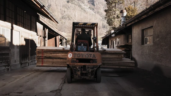 Der Berg ruft: Horgenglarus hat seinen Sitz in der Alpengemeinde Glarus und kann zum grossen Teil auf lokale Handwerkstalente zurückgreifen. Viele der Fachkräfte sind schon seit Jahrzehnten dabei