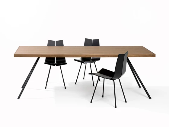 Das Who's Who des Schweizer Designs: Laut CEO Marco Wenger sind die Produkte die Stars, nicht die Designer. Dennoch fügen Schweizer Designgrössen wie Hans Bellmann ihren Namen hinzu. Hier zu sehen, sein Einpunktstuhl, Ga Stuhl und Ateliertisch