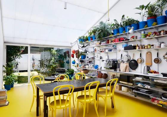 In der Küche von Architekt Andrew Maynards Haus in Melbourne – untergebracht in einem treibhausartigen Anbau – werden helle Farben und verspielte Details durch einfallendes Tageslicht akzentuiert. Fotos: Tess Kelly