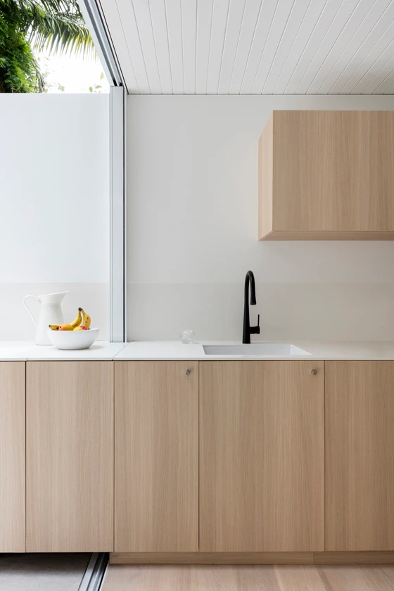 Benn & Penna Architects installierten Kücheneinheiten, die sich von innen nach aussen erstrecken, um die nahtlose Verbindung zwischen Wohnraum und Innenhof dieses Hauses in Sydney zu verstärken. Fotos: Tom Ferguson