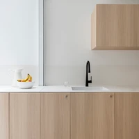 Benn & Penna Architects installierten Kücheneinheiten, die sich von innen nach aussen erstrecken, um die nahtlose Verbindung zwischen Wohnraum und Innenhof dieses Hauses in Sydney zu verstärken. Fotos: Tom Ferguson