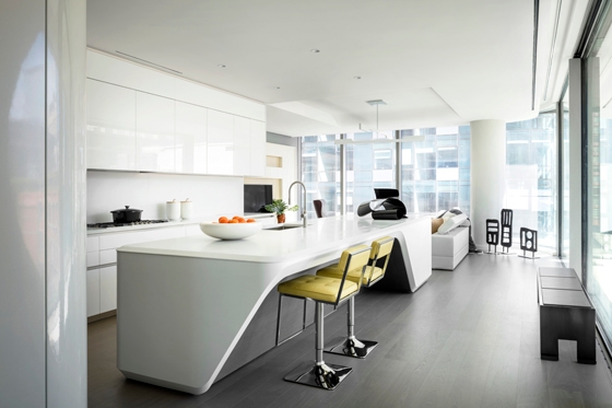 Die von Zaha Hadid Architects für das 520 West 28th Apartmenthaus in New York entworfenen Küchen spiegeln die skulpturale Qualität der Architektur wider und setzen ein starkes Statement in den offenen Wohnräumen. Fotos: Scott Frances