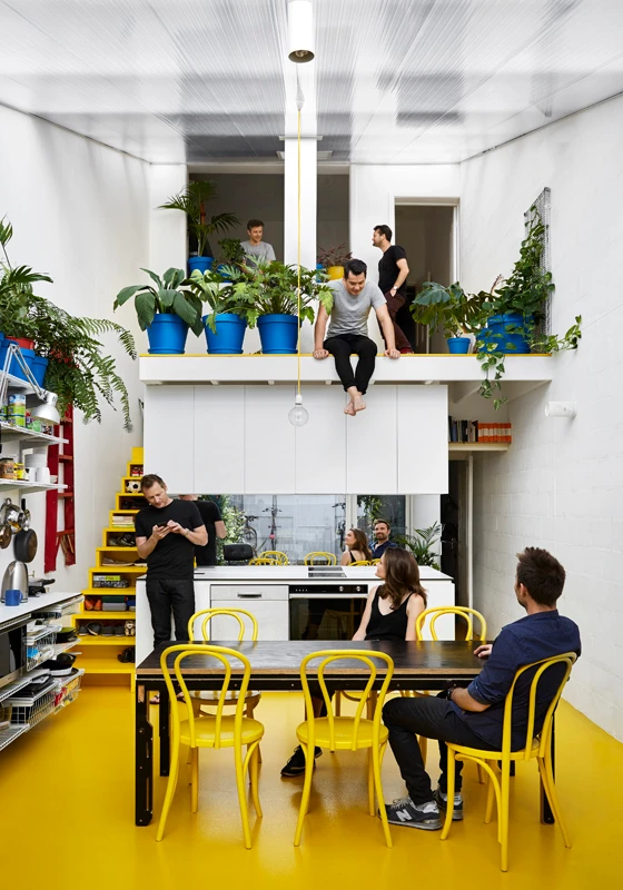 Küchen, wie dieser Raum im Herzen des Zuhauses mit Büro von Architekt Andrew Maynard in Melbourne, sind zu den wichtigsten Gemeinschaftsräumen innerhalb zeitgenössischer Wohnbereiche geworden. Foto: Tess Kelly
