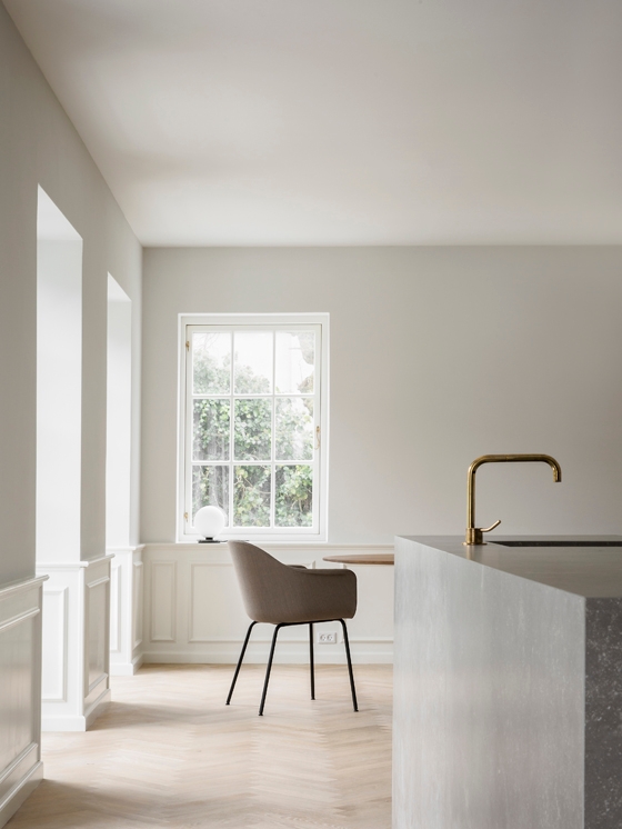 Norm Architekten renovierten diese Küche in einer Kopenhagener Wohnung mit Ikea-Einheiten, die mit Fronten und Arbeitsplatten aus taktilen Materialien in komplementären Tönen und Texturen aufgewertet wurden. Fotos: © Norm Architekten