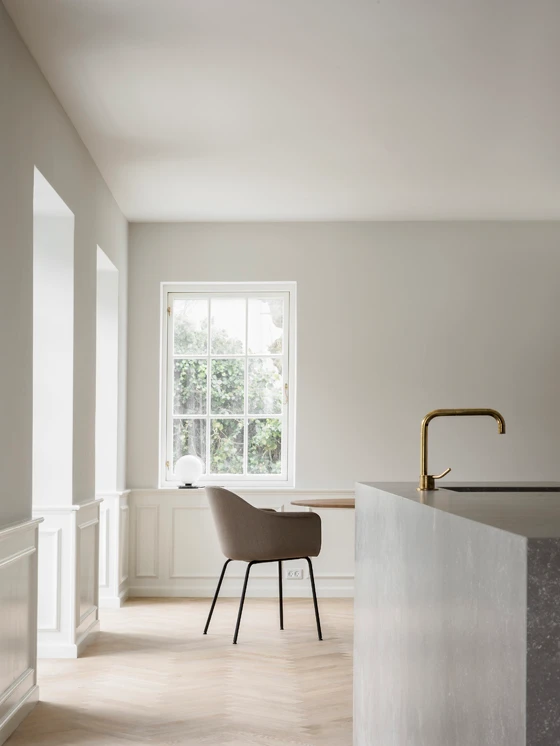 Norm Architekten renovierten diese Küche in einer Kopenhagener Wohnung mit Ikea-Einheiten, die mit Fronten und Arbeitsplatten aus taktilen Materialien in komplementären Tönen und Texturen aufgewertet wurden. Fotos: © Norm Architekten