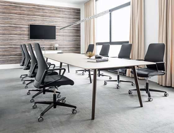 Die Signo Black Edition nimmt den Trend zur matten Oberflächen auf. Die aus Aluminium gefertigten Rückenbügel, Armlehnen und Fusskreuze in schwarz machen das Design noch edler, wertiger und dezenter