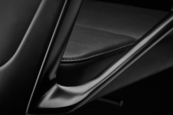 Für den hohen Arbeitsplatz ist der Signo High Desk konzipiert. Mit Fussring und hoher Gasfeder ausgestattet wird er allen ergonomischen Anforderungen gerecht. Besondere Features sind die Design-Ringarmlehne und die Sitztiefenverstellung