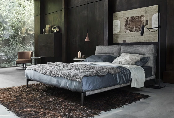 Das elegante neue Bett Adda von Citterio (unten) ist eine clevere Adaption des schon bekannten Adda-Sofas. Trotz des grosszügig dimensionierten Kopfteils wirkt das Bett dank seiner schlanken Metallfüsse leicht
