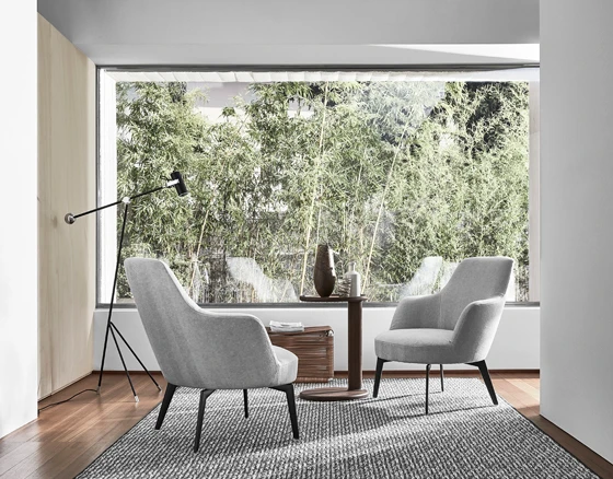 Sessel Leda mit seiner kokonartigen Rückenlehne (oben), Beistelltisch Ascanio (mitte) und Sessel Hera (unten) verbinden Modernität mit Tradition, insbesondere dem skandinavischen Mid-Century-Stil. Alle Stücke wurden von Antonio Citterio entworfen