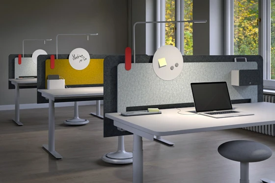 The Frame accessory line, here in perfect interplay with the Flow workstation system, offers solutions for the most diverse workplace needs. The main component is the NeoTex screen, providing privacy and improved room acoustics