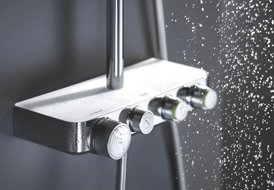 The Euphoria SmartControl proves its ingenuity when showering. Three combinable functions are available: PureRain for gentle strokes, ActiveRain for an invigorating massage and the hand shower's three jet types