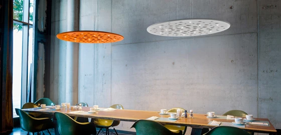 Diskrete Ruheinsel: Die Silent Field 2.0 gibt ein direktes Licht, absorbiert Schall und kann optional durch indirektes Licht auch eine angenehme Grundbeleuchtung erzeugen