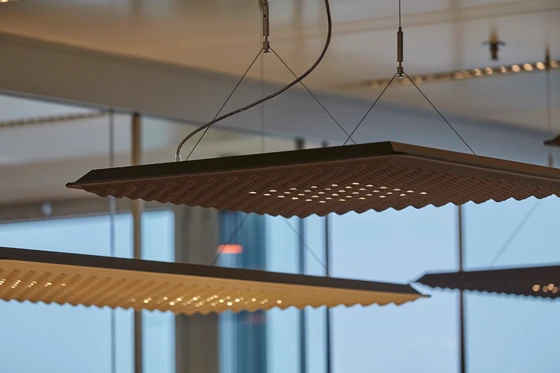Elegant und funktional: Die Pendelleuchte Eggboard Matrix besteht aus schallabsorbierendem recycletem Polyester und macht eine Akustikdecke überflüssig