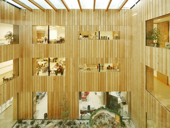 Das zentrale Atrium des Pflegeheimes (Srap Sedlak Rissland + Dürschinger Architekten) in Tirol fungiert als natürliche Lichtquelle und verbindet optisch geschossübergreifend die Gemeinschaftsräume. Foto: René Rissland