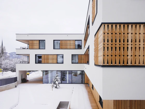 Die Verwendung von Holz in Anlehnung an die traditionellen Häuser der Umgebung hilft den Bewohnern des von Srap Sedlak Rissland + Dürschinger Architekten entworfenen Altersheims, sich wie zu Hause zu fühlen. Fotos: René Rissland