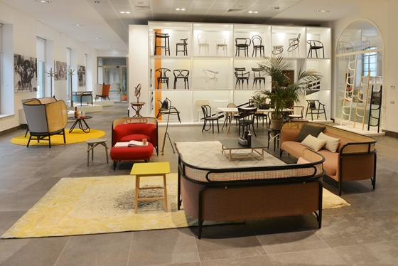 Yellow and beige tones connect with colour accents of displayed furniture in Vienna. © Galleria Battilossi und Gebrueder Thonet Vienna